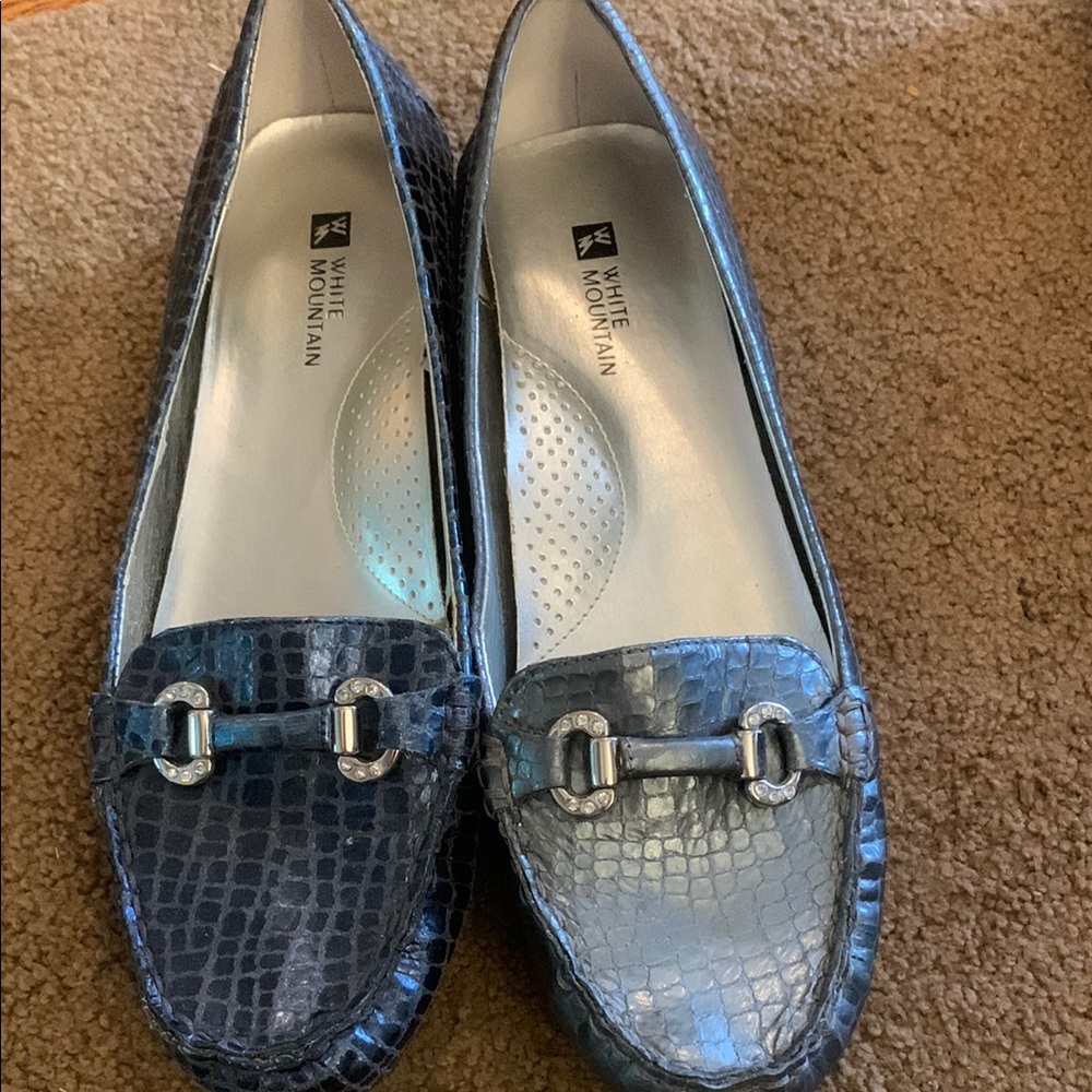 White Mountain Metallic Blue Croc-Embossed Loafers size 10 women’s